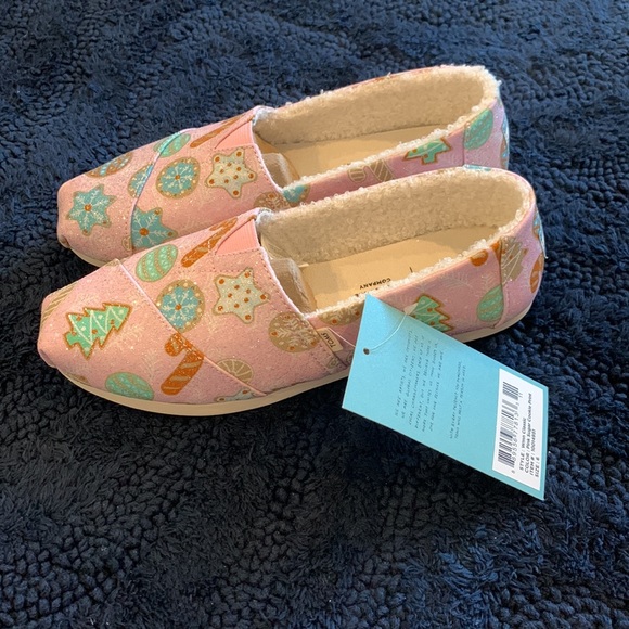TOMS pink sugar cookie shoe, size 6 & 7 - Picture 2 of 11